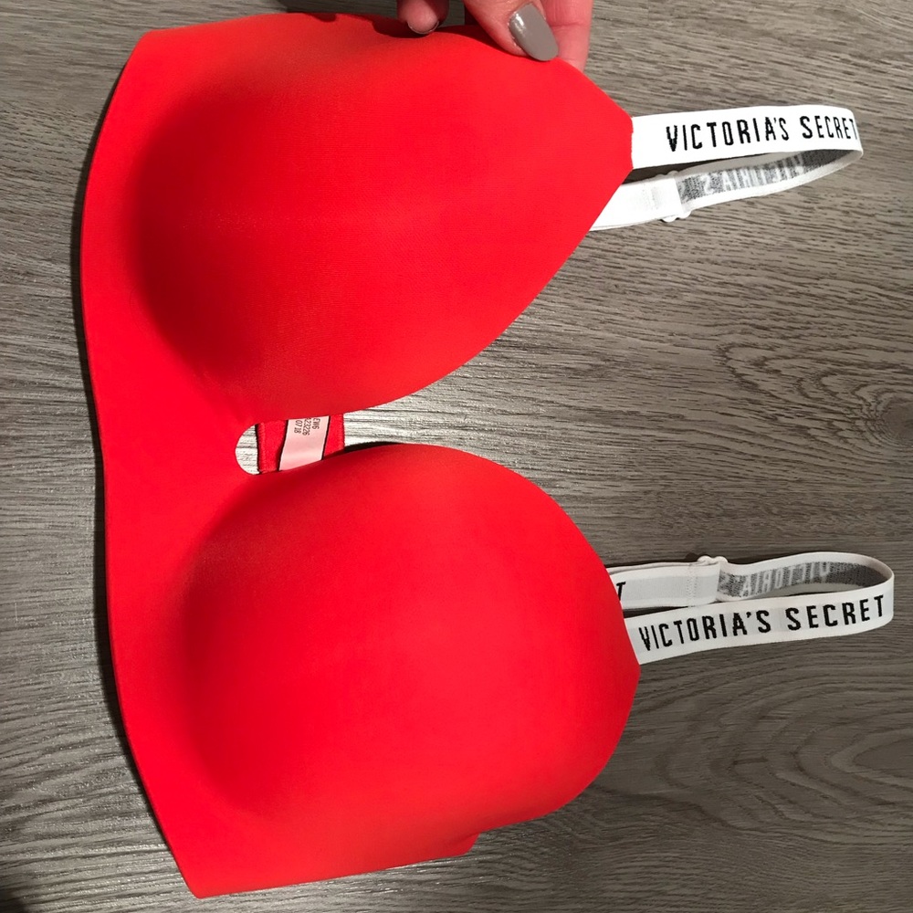 NWOT Victoria secret 32D